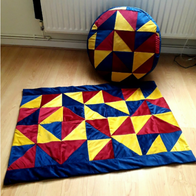 Rug and pouffe-set