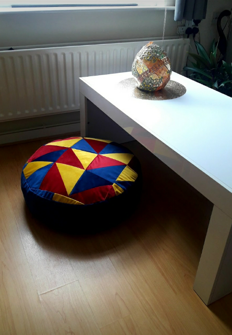 Rug and pouffe-set