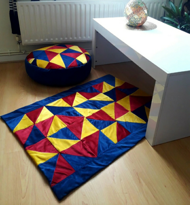 Rug and pouffe-set