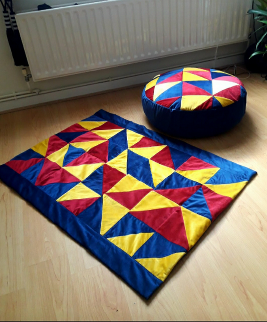 Rug and pouffe-set